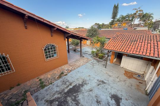 Casa para alugar com 4 quartos, 720m² em Braúnas, Belo Horizonte
