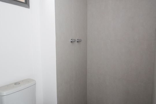 Banheiro de kitnet/studio para alugar com 1 quarto, 39m² em Vila Nova Conceição, São Paulo
