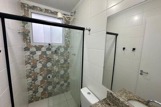 Banheiro de apartamento para alugar com 1 quarto, 35m² em Vila Voturuá, São Vicente