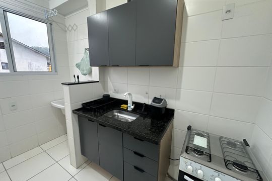 Cozinha de apartamento para alugar com 1 quarto, 35m² em Vila Voturuá, São Vicente