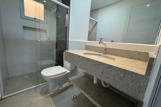 Banheiro de kitnet/studio para alugar com 1 quarto, 29m² em Santa Maria, Osasco