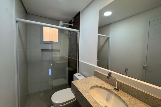Banheiro de kitnet/studio para alugar com 1 quarto, 29m² em Santa Maria, Osasco