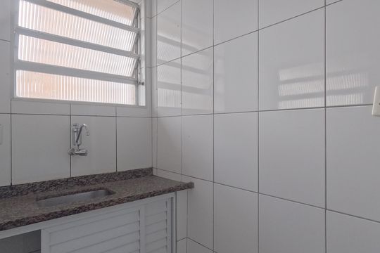 Cozinha de apartamento para alugar com 1 quarto, 35m² em Gonzaga, Santos