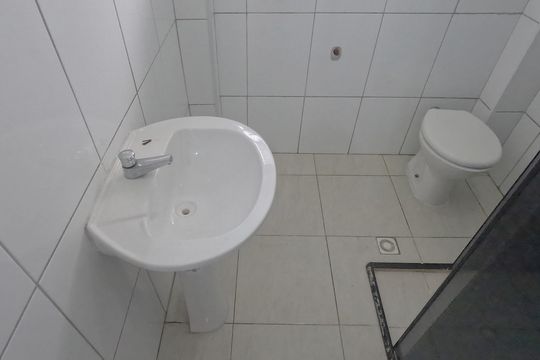 Banheiro de apartamento para alugar com 1 quarto, 35m² em Gonzaga, Santos