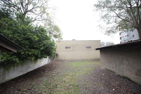 Quintal de casa para alugar com 2 quartos, 300m² em Jardim São Pedro, Porto Alegre