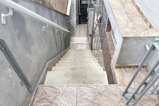 Escada de entrada  de casa para alugar com 1 quarto, 90m² em Moinho Velho, São Paulo