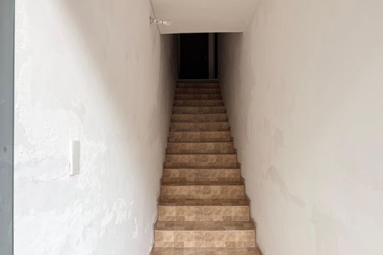 escada de entrada de casa para alugar com 1 quarto, 90m² em Moinho Velho, São Paulo