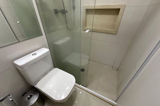 Banheiro Social de apartamento para alugar com 2 quartos, 68m² em Jardim Tupanci, Barueri