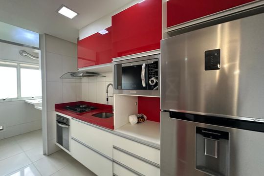 Cozinha de apartamento para alugar com 2 quartos, 68m² em Jardim Tupanci, Barueri