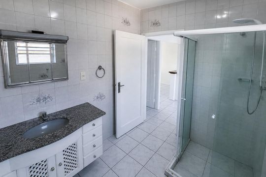 Banheiro de apartamento para alugar com 1 quarto, 65m² em Aparecida, Santos