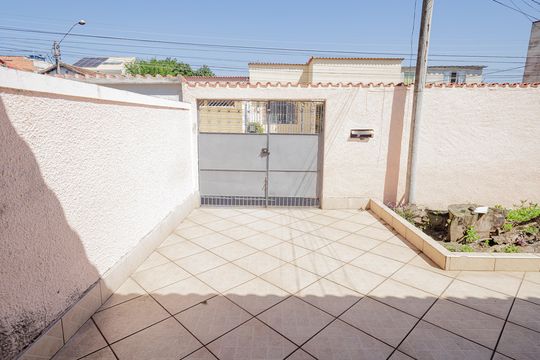 Garagem de casa à venda com 3 quartos, 200m² em Campo Grande, Rio de Janeiro