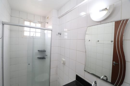 Banheiro de apartamento para alugar com 1 quarto, 40m² em Tibery, Uberlândia