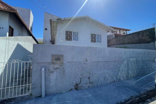 Fachada de casa para alugar com 2 quartos, 66m² em Capoeiras, Florianópolis