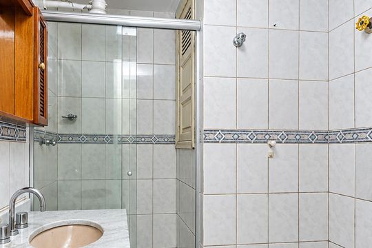 Banheiro de kitnet/studio para alugar com 1 quarto, 33m² em Centro Histórico, Porto Alegre