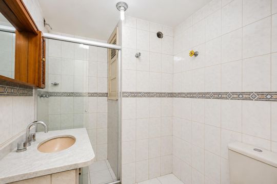 Banheiro de kitnet/studio para alugar com 1 quarto, 33m² em Centro Histórico, Porto Alegre