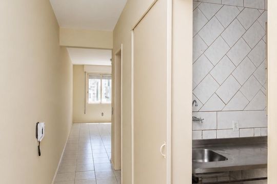 Corredor de kitnet/studio para alugar com 1 quarto, 33m² em Centro Histórico, Porto Alegre