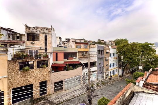 Vista da sala de apartamento para alugar com 1 quarto, 77m² em Santa Teresa, Rio de Janeiro