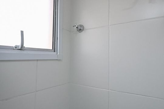 Banheiro de apartamento à venda com 2 quartos, 48m² em Jardim Tres Irmaos, Taboão da Serra