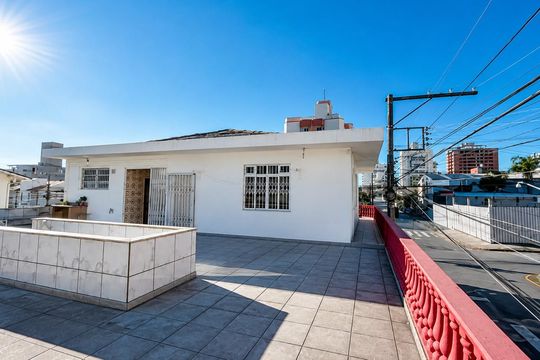 Área externa de casa para alugar com 3 quartos, 150m² em Barreiros, São José
