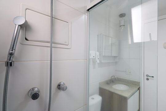 Banheiro  de apartamento à venda com 2 quartos, 55m² em Lapa, São Paulo