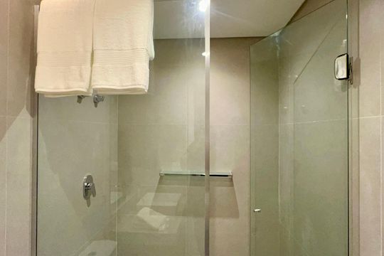 Banheiro de kitnet/studio para alugar com 1 quarto, 49m² em Sumaré, São Paulo