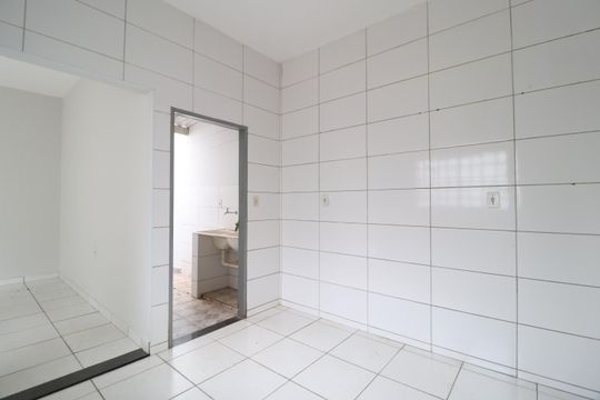 Cozinha de casa para alugar com 2 quartos, 50m² em Santa Mônica, Uberlândia