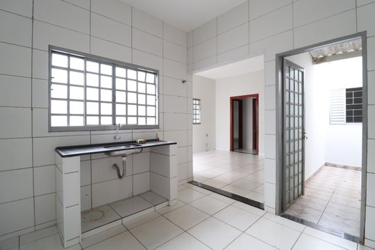 Cozinha de casa para alugar com 2 quartos, 50m² em Santa Mônica, Uberlândia