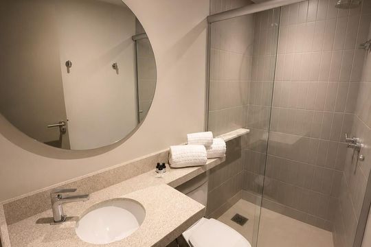 Banheiro de kitnet/studio para alugar com 1 quarto, 40m² em Barra da Tijuca, Rio de Janeiro