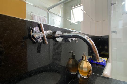 Banheiro social de apartamento à venda com 2 quartos, 54m² em Quitaúna, Osasco