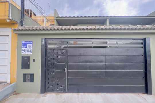 Placa instalada na fachada do imóvel de casa à venda com 3 quartos, 160m² em Jardim Vera, Guarulhos
