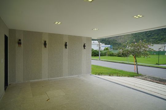 Garagem de casa de condomínio para alugar com 3 quartos, 258m² em Bosque Fundo, Maricá
