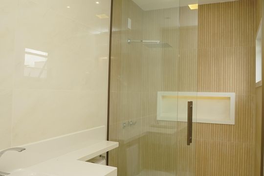 Banheiro do Quarto 1 de casa de condomínio para alugar com 3 quartos, 258m² em Bosque Fundo, Maricá