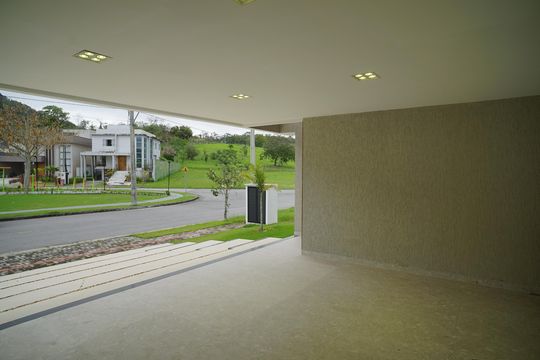 Garagem de casa de condomínio para alugar com 3 quartos, 258m² em Bosque Fundo, Maricá