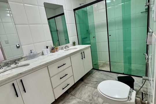 Banheiro de apartamento para alugar com 1 quarto, 56m² em Alphaville Industrial, Barueri