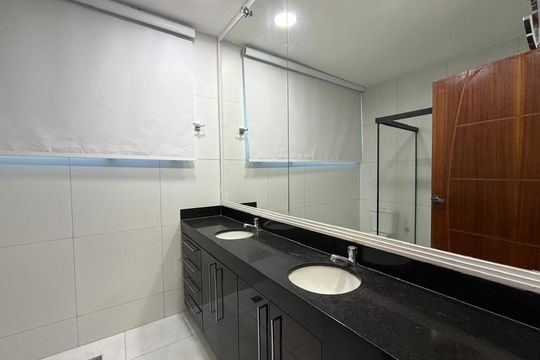 Banheiro da suíte 3 de casa de condomínio para alugar com 5 quartos, 350m² em Jacarepaguá, Rio de Janeiro