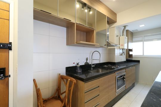 Cozinha e Área de serviço  de apartamento para alugar com 2 quartos, 54m² em Lapa, São Paulo