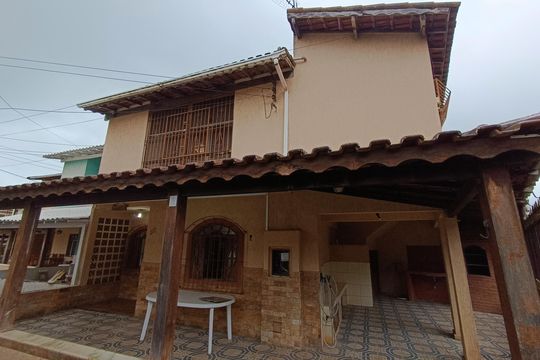 FACHADA de casa de condomínio para alugar com 4 quartos, 110m² em Extensão Novo Rio das Ostras, Rio das Ostras