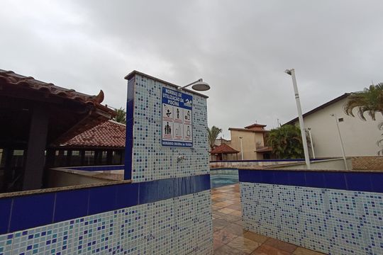 AREA COMUM CHIVEIRO NAS PISCINAS de casa de condomínio para alugar com 4 quartos, 110m² em Extensão Novo Rio das Ostras, Rio das Ostras