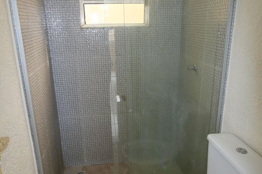 Banheiro de kitnet/studio para alugar com 1 quarto, 32m² em Cordovil, Rio de Janeiro