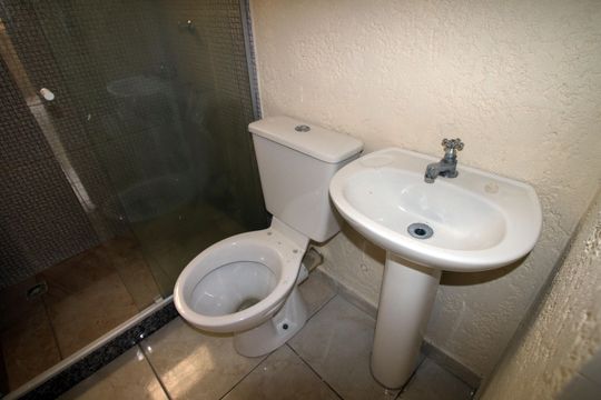 Banheiro de kitnet/studio para alugar com 1 quarto, 32m² em Cordovil, Rio de Janeiro