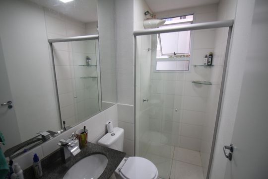 Banheiro de apartamento à venda com 2 quartos, 52m² em Diamante, Belo Horizonte