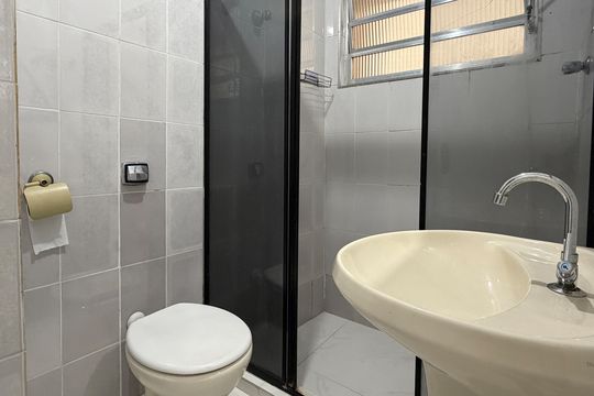 Banheiro de apartamento para alugar com 1 quarto, 62m² em Boqueirão, Santos