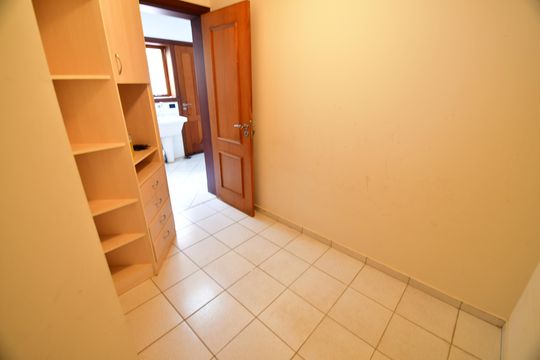 Quarto de Serviço de casa de condomínio para alugar com 4 quartos, 470m² em Loteamento Alphaville Campinas, Campinas