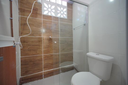 Banheiro de kitnet/studio para alugar com 1 quarto, 18m² em Jardim Cidade de Florianopolis, São José