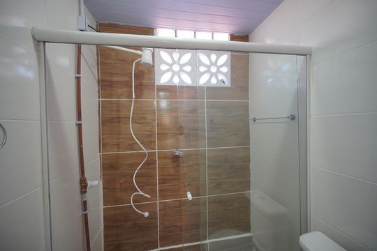 Banheiro de kitnet/studio para alugar com 1 quarto, 18m² em Jardim Cidade de Florianopolis, São José