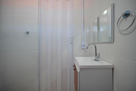 Banheiro de kitnet/studio para alugar com 1 quarto, 18m² em Jardim Cidade de Florianopolis, São José