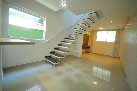 Casa para alugar com 3 quartos, 127m² em Conjunto Residencial Pombeva, São Bernardo do Campo