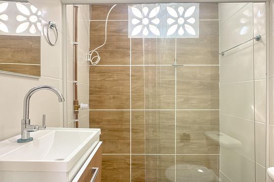 Banheiro de kitnet/studio para alugar com 1 quarto, 18m² em Jardim Cidade de Florianopolis, São José