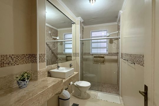 Banheiro Social de apartamento para alugar com 2 quartos, 90m² em Barra Funda, Guarujá