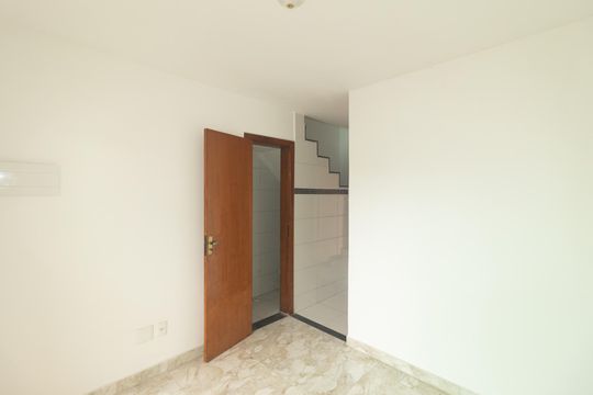 Sala de casa de condomínio para alugar com 2 quartos, 64m² em Santíssimo, Rio de Janeiro